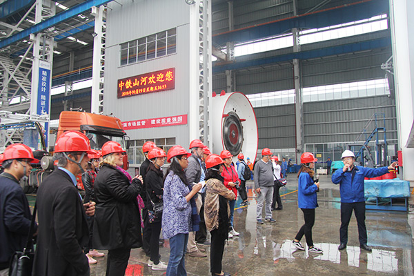 开启工程机械之都体验之旅,中外媒体观摩团到访山河智能