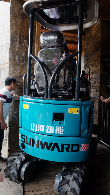 十万人围观!这台挖掘机开上了高空玻璃桥