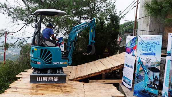 十万人围观!这台挖掘机开上了高空玻璃桥