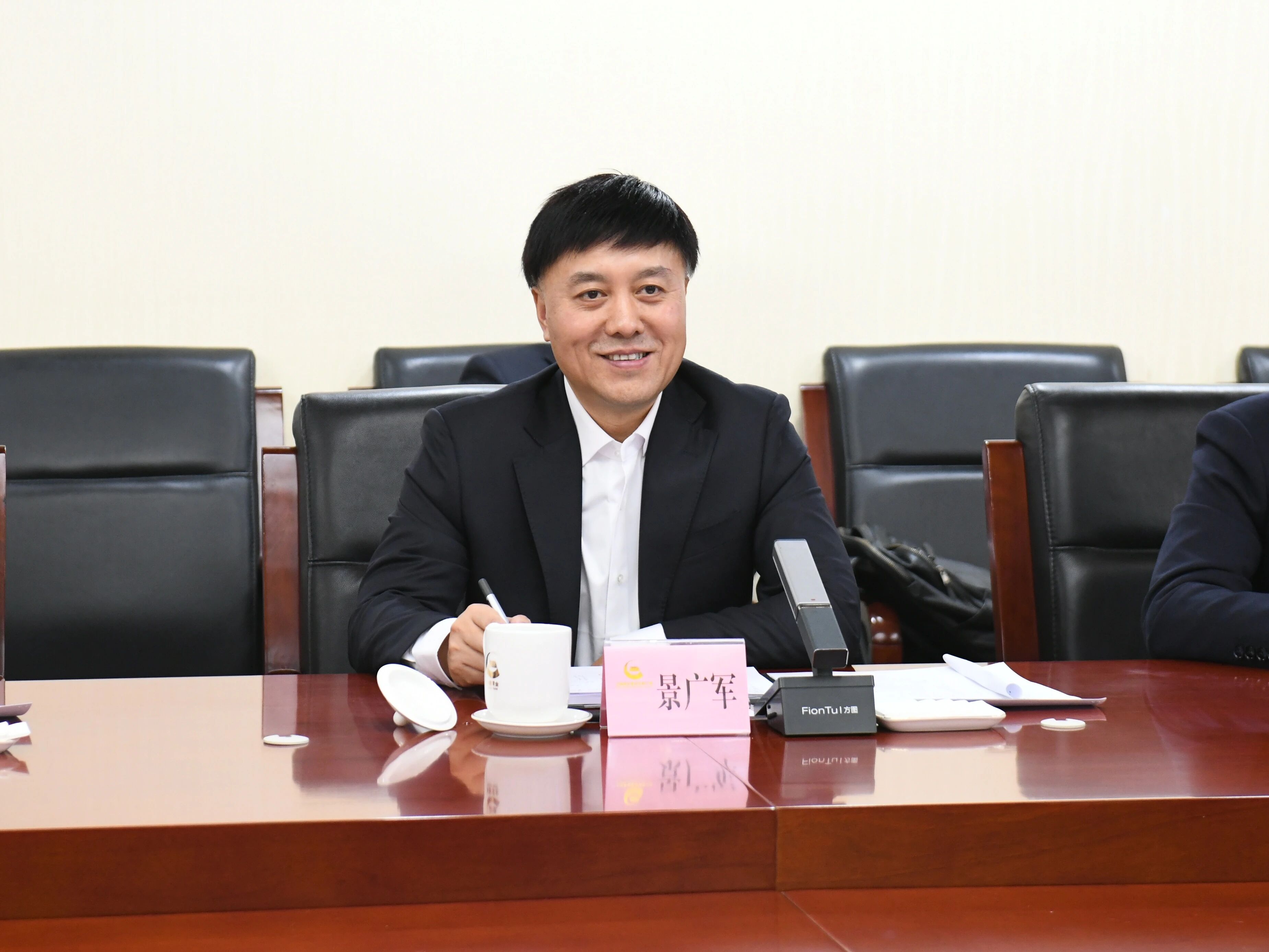 广州工控集团董事长景广军率山河智能团队到中国黄金集团拜访交流