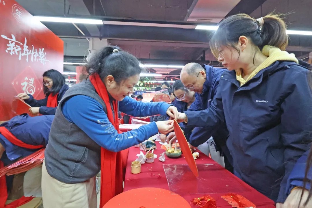 笔墨迎春，祝福暖心！在山河智能“囤”年味、送温暖、迎新春