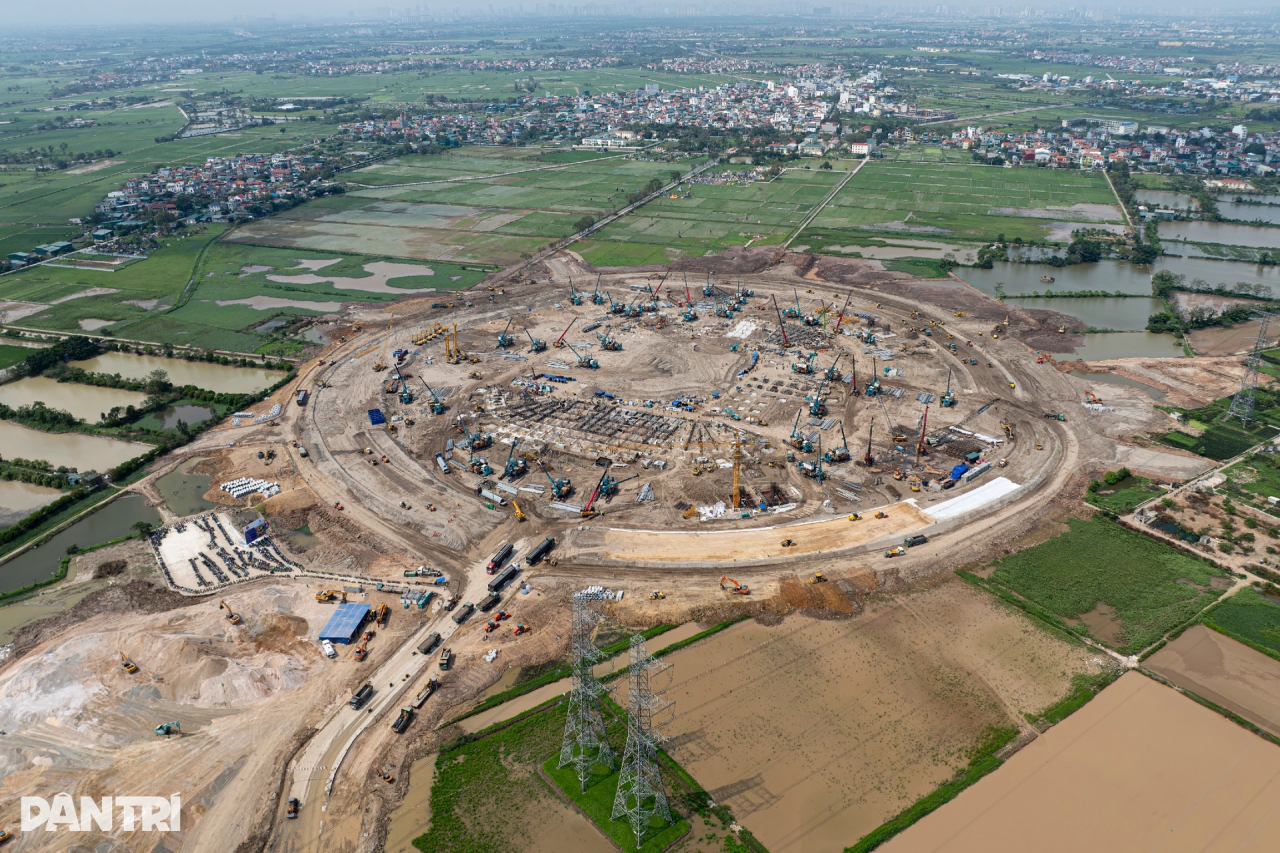 山河智能液压静力压桩机集群作业，为越南最大体育场筑牢根基